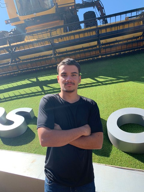 Felipe Nacarato. Olá, sou estudante de engenharia agronómica pelo IFSULDEMINAS. Gosto de café e pretendo seguir no ramo. Tenho a intenção com esses artigos de vos trazer conhecimento sobre a cultura do café. Obrigado e aproveitem a jornada.